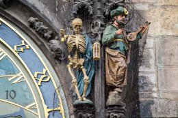 Statues_on_Prague_Astronomical_Clock